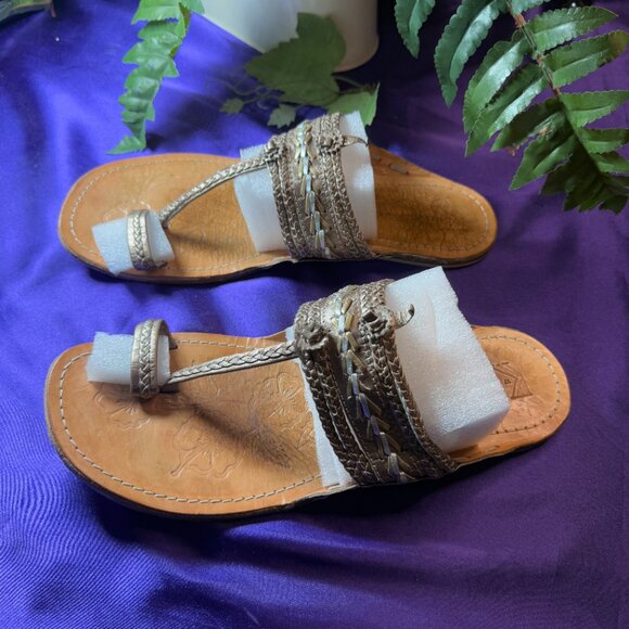 📌White Mountain Gold Metallic Slip On Toe Loop Flat Lightweight Sandals - Picture 4 of 15